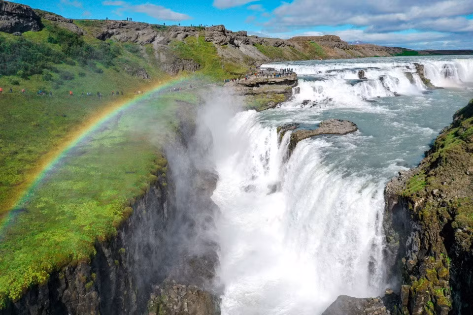 Thác Gullfoss (Iceland) nằm trên sông Hvita, bắt nguồn từ sông băng Langjokull, là điểm du lịch nổi tiếng nhất của Iceland. Tên gọi Gullfoss có nghĩa là "Thác nước vàng", để chỉ hiện tượng các lớp trầm tích băng phản ứng với ánh sáng Mặt Trời khiến thác nước dài 32 m trông như có màu vàng óng. Ảnh: Muhammed Enes Yıldırım.