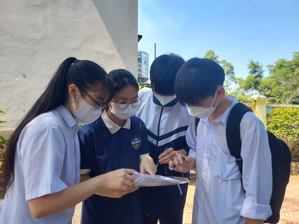 Các học sinh trao đổi về bài làm sau giờ thi. Ảnh: La Lành (CTV)