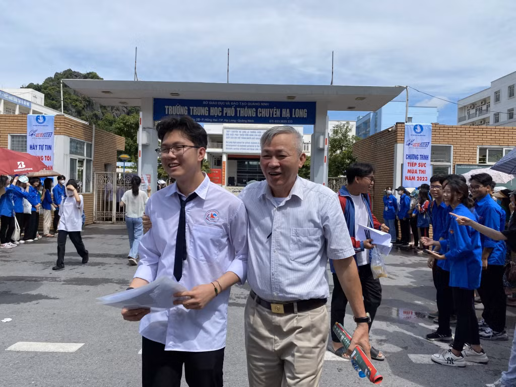 Nhiều thí sinh và phụ huynh rời trường thi với tâm trạng mừng vui vì hoàn thành tương đối tốt môn thi Ngữ Văn.
