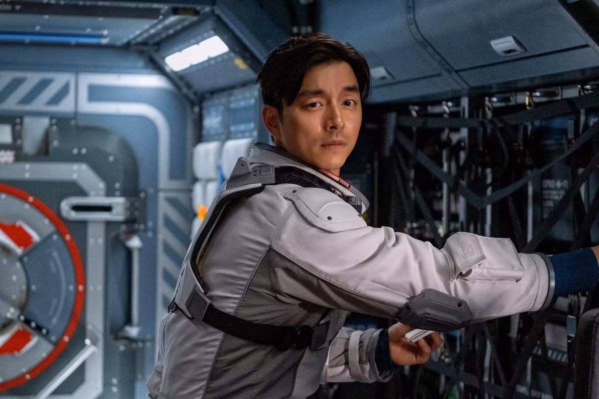 Có cả diễn xuất và ngoại hình, Gong Yoo trở thành cái tên quen thuộc trong gần 2 thập kỷ qua trên màn ảnh nhỏ Hàn Quốc. Anh nổi lên khi đóng Hello My Teacher (2005) và Tiệm cà phê hoàng tử (2007). Sau đó, diễn viên tập trung chủ yếu vào màn ảnh rộng, với các tác phẩm ăn khách về mặt thương mại và được giới phê bình đánh giá cao như The Silenced, Train to Busan. Yêu tinh (Goblin), đóng cặp cùng Kim Go Eun là một trong những tác phẩm phim truyền hình nổi tiếng nhất của Gong Yoo, giúp tài tử củng cố vị thế tại điện ảnh xứ Kim chi.