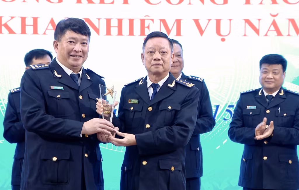 Cục trưởng Cục Hải quan tỉnh Nguyễn Văn Nghiên (phải) trao Kỷ niệm chương Quán quân CDCI 2022 cho Chi cục Hải quan cửa khẩu Hoành Mô. Ảnh: Hoàng Nga