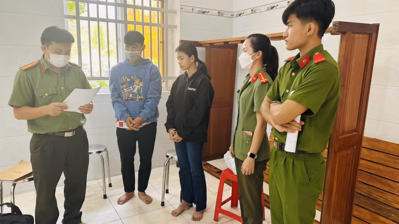 Cơ quan An ninh điều tra thi hành Lệnh bắt bị can để tạm giam đối với Phùng Trọng Khương và Vũ Thị Hòa.