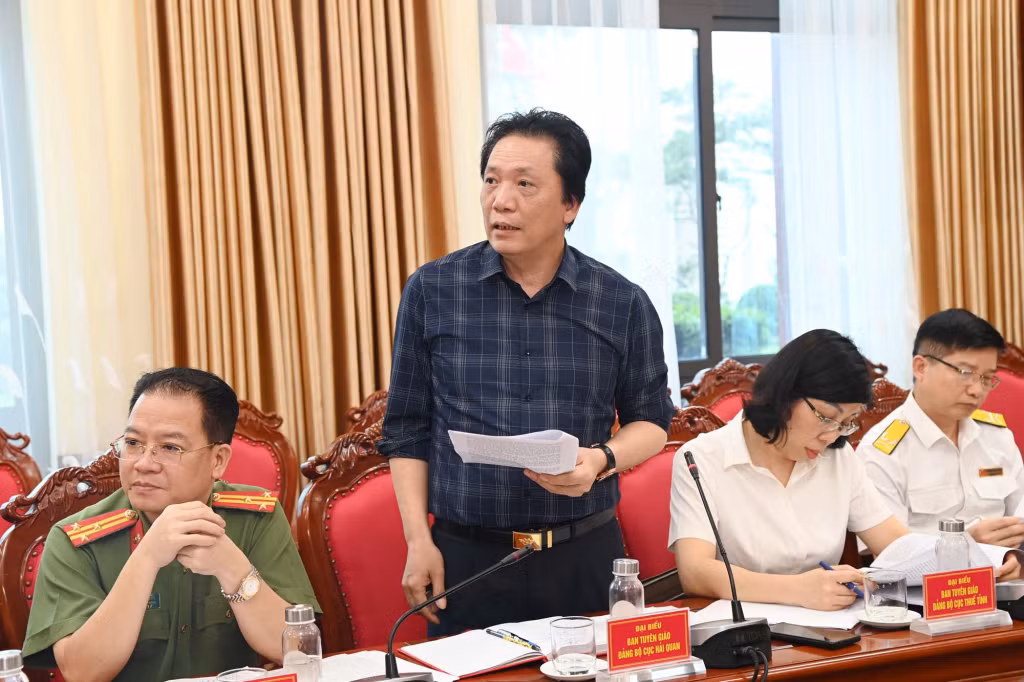 Các đại biểu phát biểu tham luận tại hội nghị.