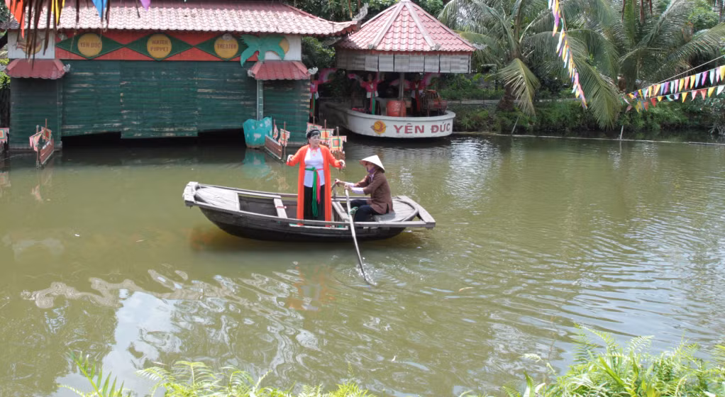 Nghệ nhân dân gian Thanh Hương hát chèo tại Khu Du lịch Làng quê Yên Đức, TX Đông Triều.