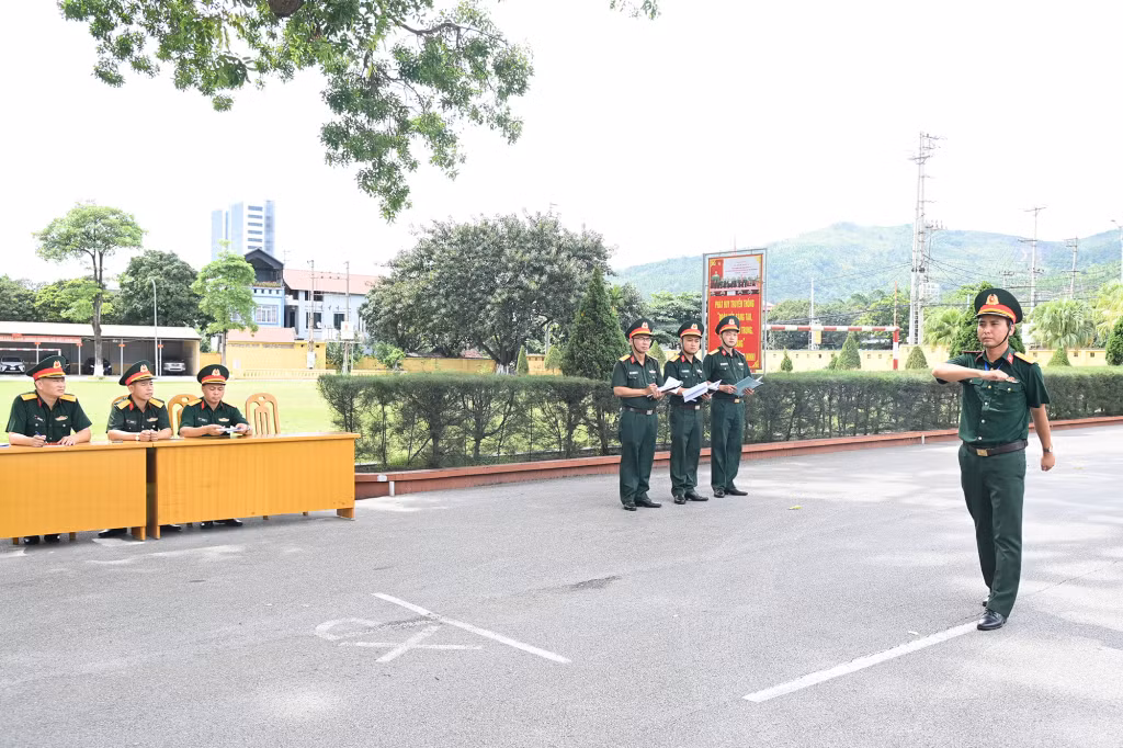 Kiểm tra điều lệnh đội ngũ tại Trung đoàn 244 (Bộ CHQS tỉnh Quảng Ninh).