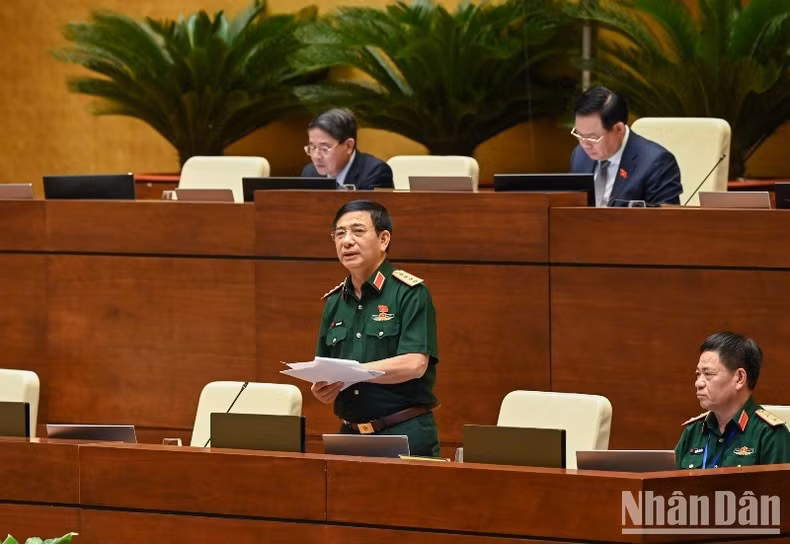 Bộ trưởng Quốc phòng Phan Văn Giang phát biểu giải trình. (Ảnh: DUY LINH)