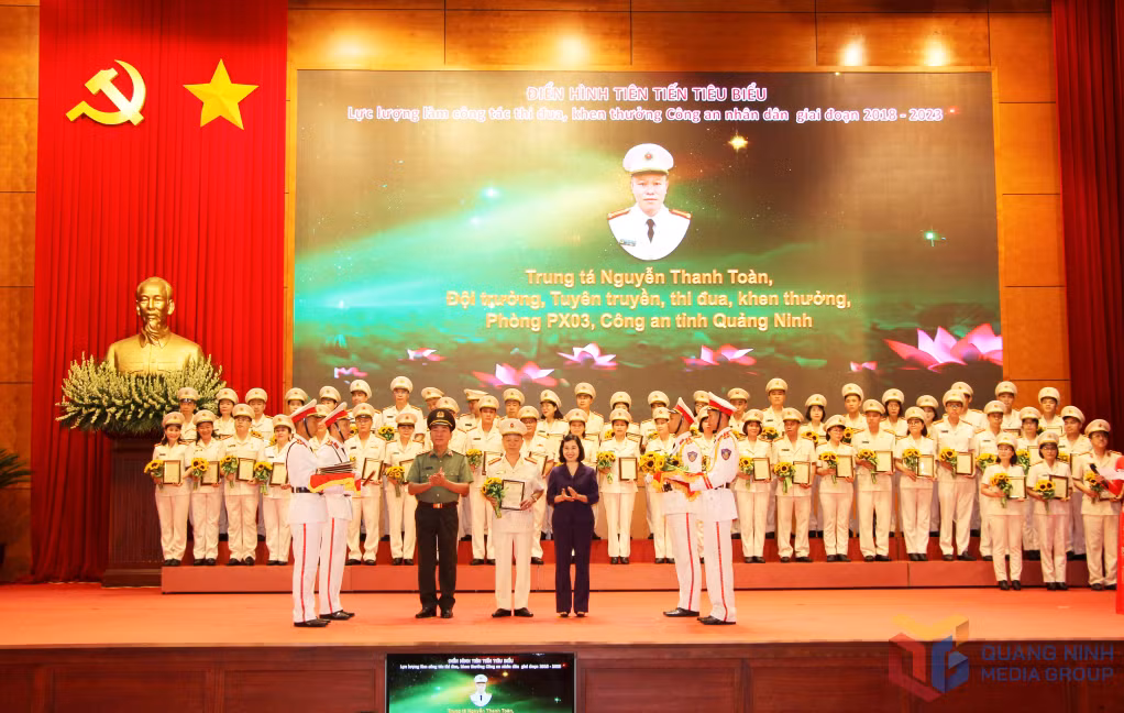 Thượng tướng Trần Quốc Tỏ, Thứ trưởng Bộ Công an và đồng chí Trịnh Thị Minh Thanh, Phó Bí thư Thường trực Tỉnh ủy, trao tặng giấy chứng nhận của Bộ Công an cho Trung tá Nguyễn Thanh Toàn, Đội trưởng Tuyên truyền, thi đua, khen thưởng Phòng PX03, Công an tỉnh Quảng Ninh.