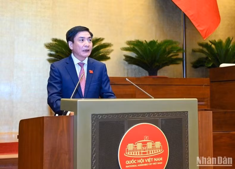 Tổng Thư ký, Chủ nhiệm Văn phòng Quốc hội Bùi Văn Cường trình bày Báo cáo giải trình, tiếp thu, chỉnh lý dự thảo Nghị quyết về hoạt động chất vấn tại Kỳ họp thứ 5. (Ảnh: DUY LINH)