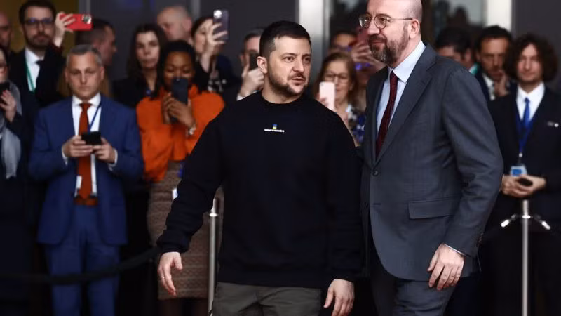 Tổng thống Ukraine Volodymyr Zelenskyy (trái) và Chủ tịch Hội đồng Châu Âu Charles Michel tới dự cuộc họp đặc biệt của Hội đồng châu Âu tại Brussels ngày 9/2/2023. Ảnh: EPA