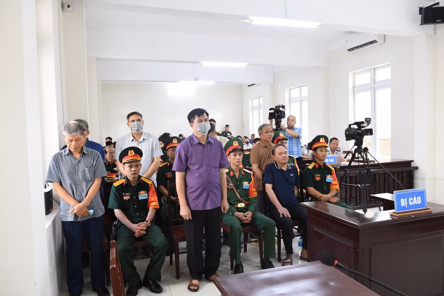 Các bị cáo nghe toà tuyên án. Bị cáo Nguyễn Văn Sơn (ngoài cùng bên trái) cùng 6 người bị xác định tham ô tài sản. Ảnh: VOV