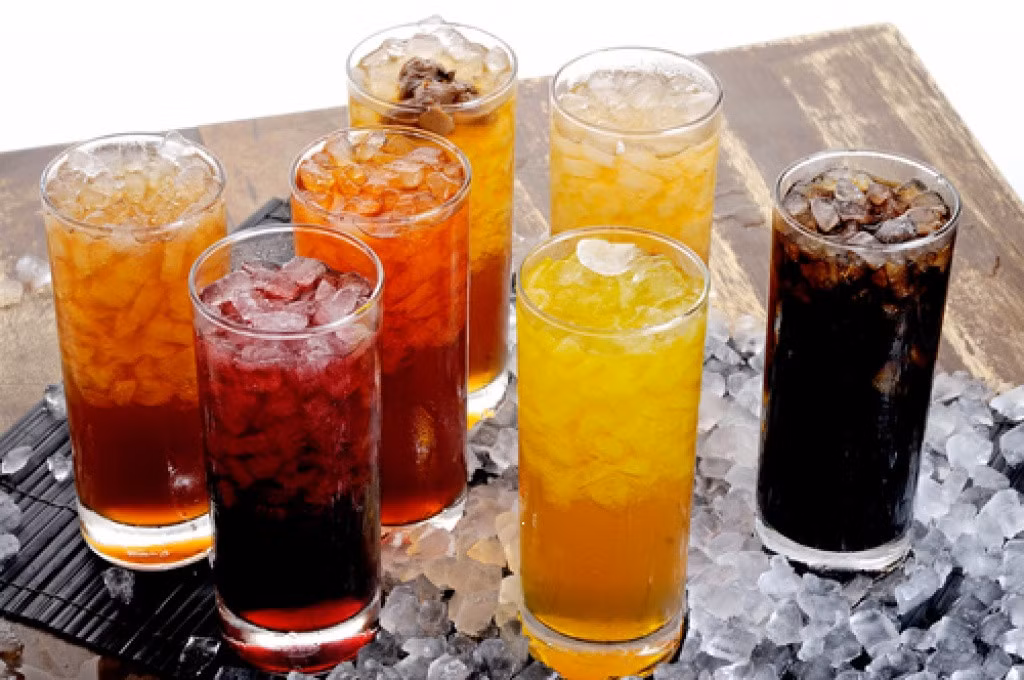 Có tình trạng tổn thương thận ở nhóm người uống nước uống có đường sau khi luyện tập mùa nóng.