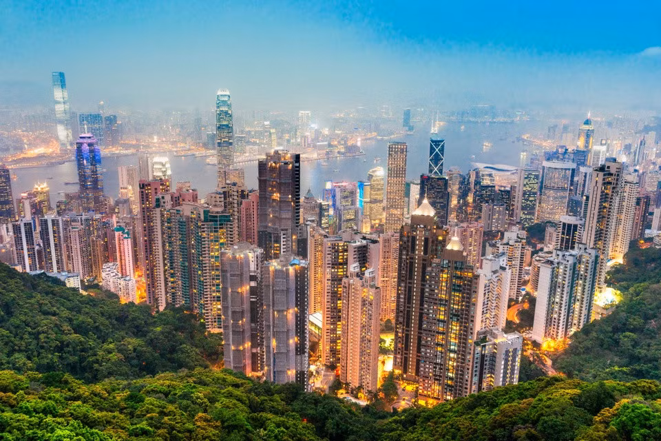 Đường chân trời tuyệt vời của thành phố cảng Hong Kong (Trung Quốc) được thiết kế bởi hơn 7.000 tòa nhà cao tầng, kiến trúc ấn tượng và đồi núi xanh mát. Đặc biệt, 4 tòa nhà trong top 20 tòa nhà chọc trời cao nhất thế giới cũng hiện diện trên nền cảnh quan của thành phố.