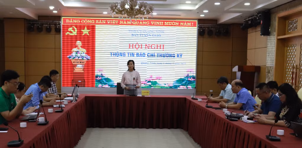Đồng chí Phạm Thùy Dương, Phó Ban Tuyên giáo Tỉnh ủy, chủ trì Hội nghị.