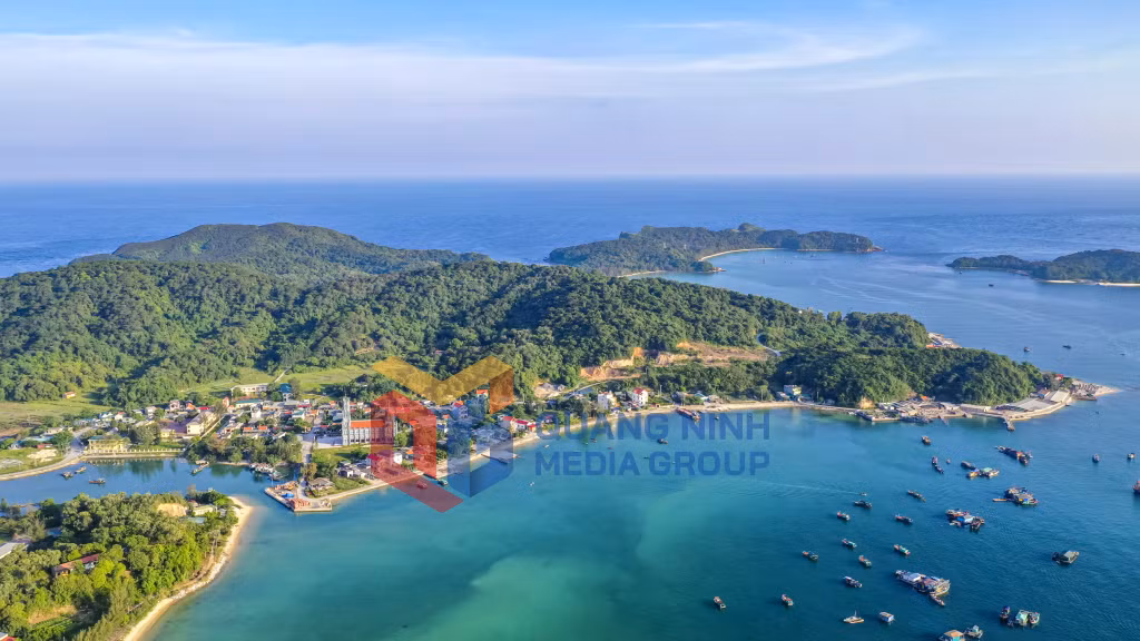 Một góc xã đảo Thanh Lân (6-2023). Ảnh: Hùng Sơn