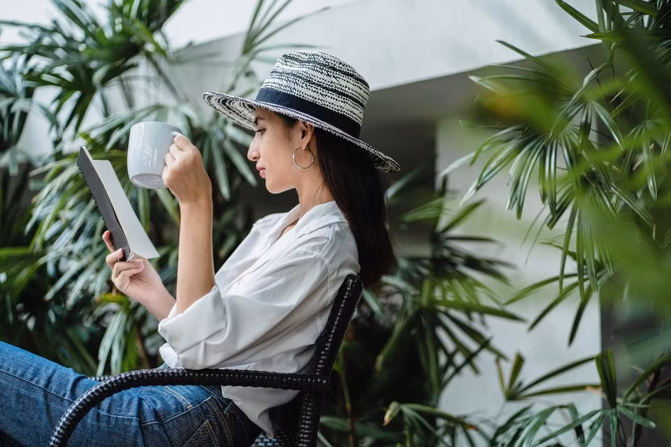 Thêm cây xanh trong và ngoài căn nhà sẽ phần nào đem lại không gian dễ chịu hơn. Ảnh: Armin Rimoldi/Pexels.