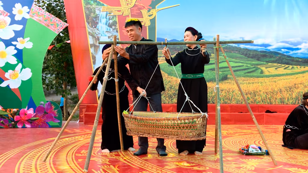 Sân khấu hóa Lễ thôi nôi của người Tày tại Bình Liêu.
