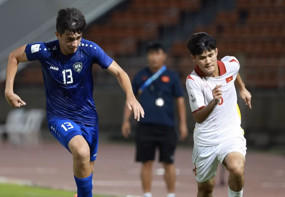 Một mình Lê Đình Long Vũ (phải) không đủ sức để giúp U17 Việt Nam đánh bại Uzbekistan. Ảnh: VFF.