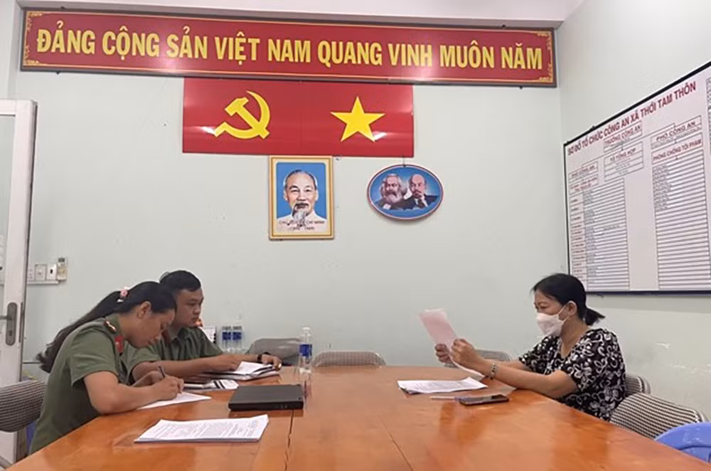 Và làm việc với bà T.T.L.C. Ảnh: CA