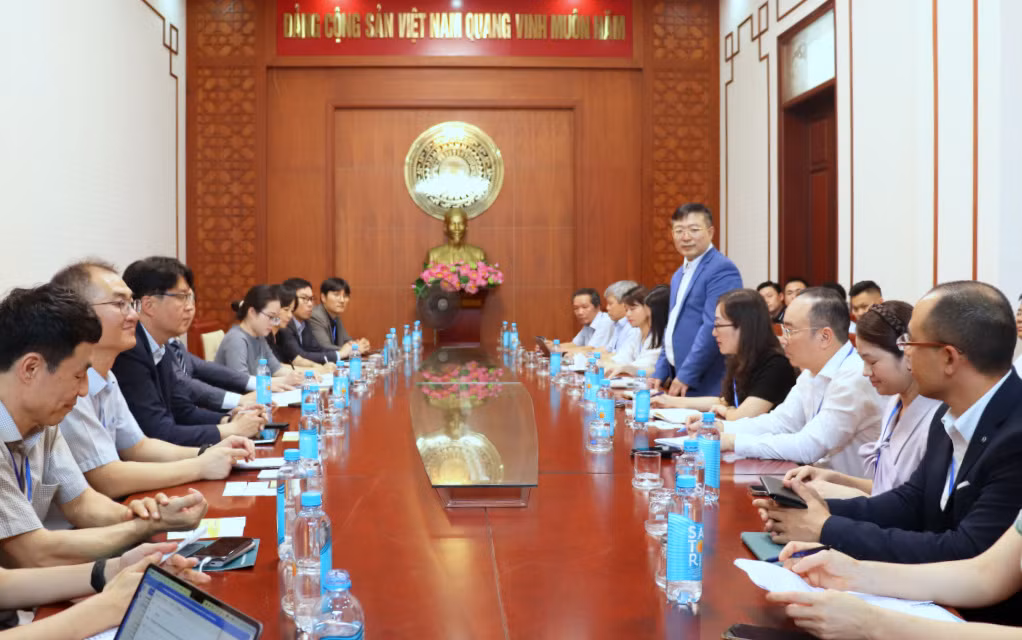 Ban Xúc tiến và Hỗ trợ đầu tư tỉnh cùng các sở, ngành liên quan làm việc với các doanh nghiệp Hàn Quốc bên lề chương trình gặp gỡ Hàn Quốc được tổ chức tại Bắc Ninh, tháng 5/2023. Ảnh: IPA cung cấp