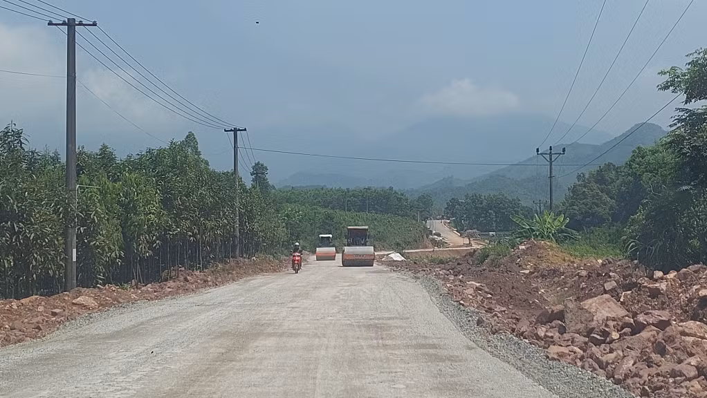 Tuyến đường giao thông từ trung tâm huyện lên xã Quảng Lâm được quan tâm đầu tư góp phần phát triển KT-XH của địa phương
