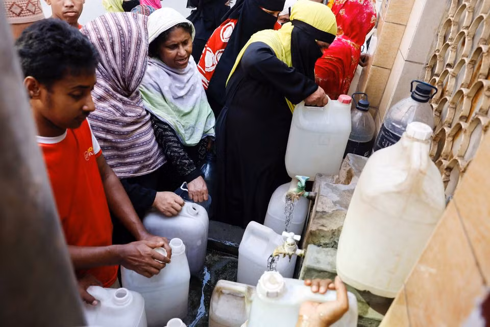 Nắng nóng gây ra tình trạng thiếu nước ở một số khu vực. Ảnh: Reuters