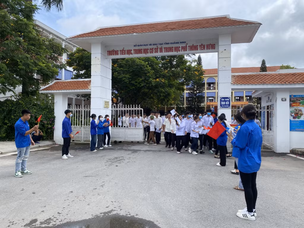 Lực lượng thanh niên tình nguyện túc trực ngoài cổng trường thi, tiếp sức cho sĩ tử đi thi.