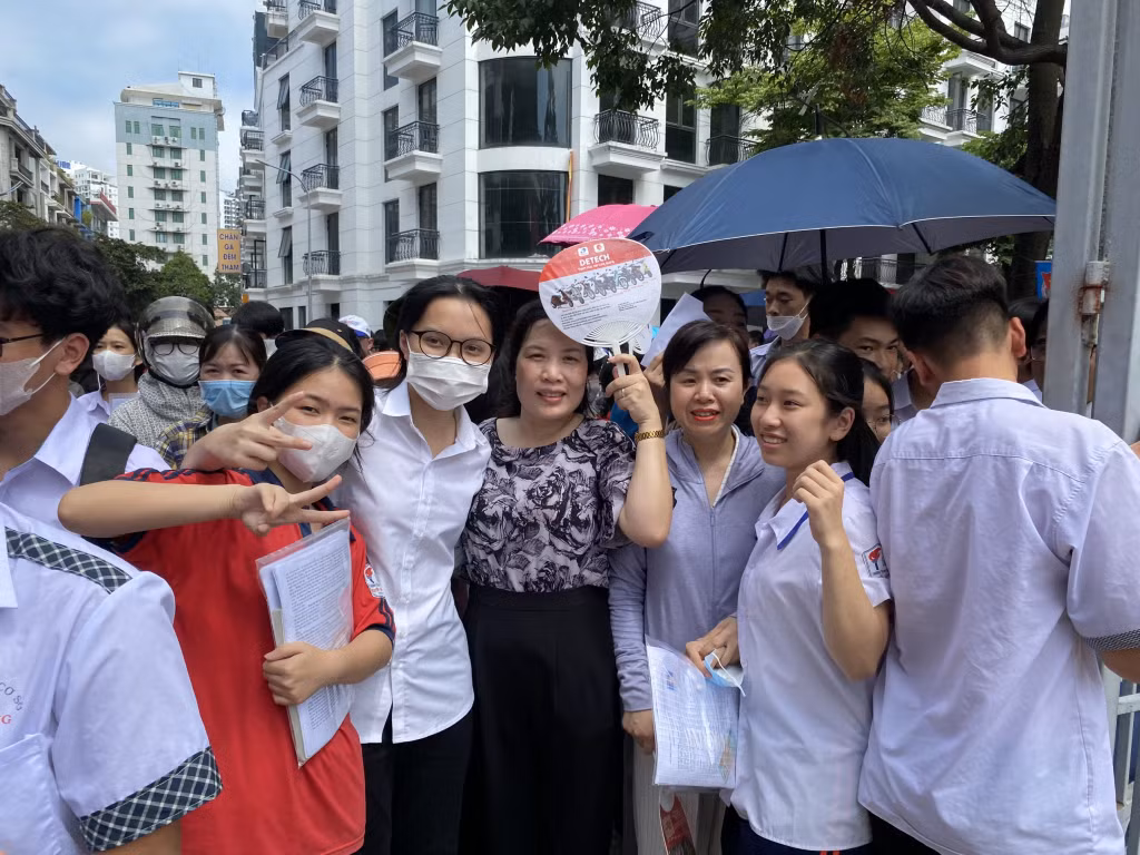 Cô giáo, phụ huynh và thí sinh vui mừng, nhẹ nhõm sau khi hoàn thành bài thi môn Toán - môn thi chung cuối cùng của Kỳ thi tuyển sinh lớp 10 năm nay.