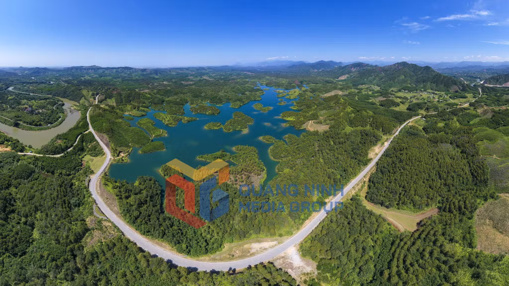 Hồ Phình Hồ thuộc địa bàn xã Bắc Sơn, các trung tâm TP Móng Cái khoảng 14 km (6-2023). Ảnh: Hùng Sơn