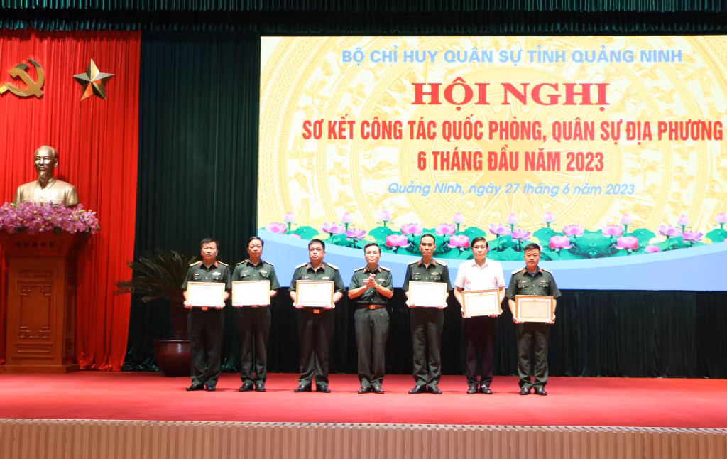 Thiếu tướng Lương Văn Kiểm, Phó Tư lệnh Quân khu 3, tặng Bằng khen cho các tập thể, cá nhân có thành tích xuất sắc trong công tác từ năm 2021 đến năm 2022.