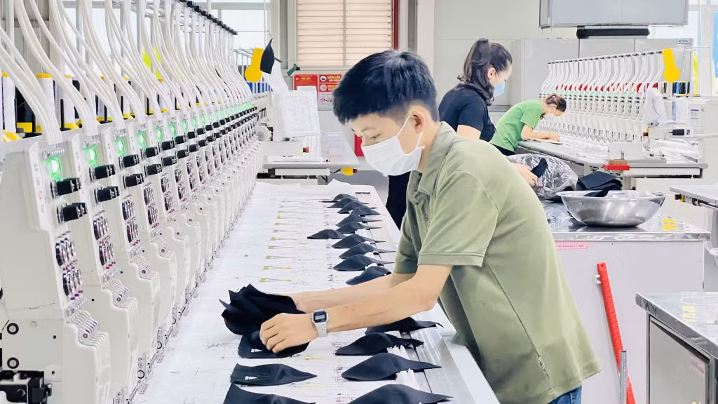 CNLĐ làm việc tại Công ty TNHH Dệt may Weitai Hạ Long (KCN Việt Hưng, TP Hạ Long).