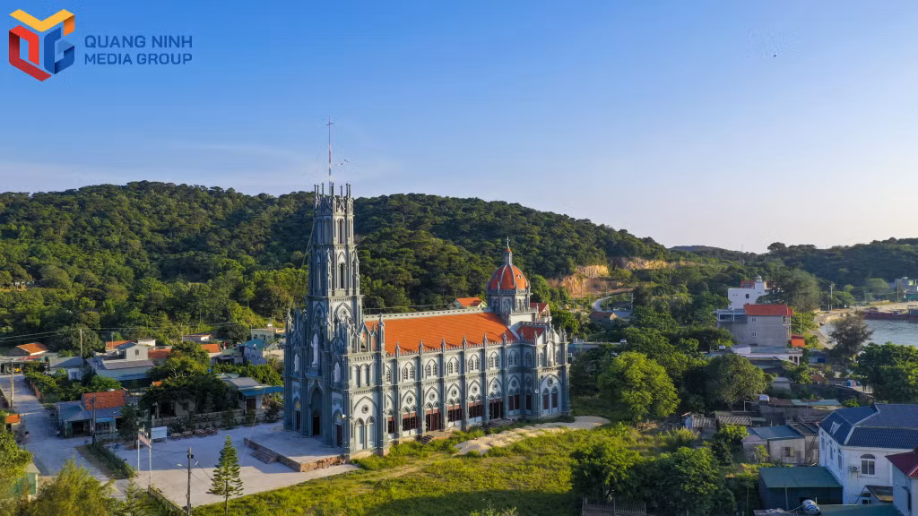 Ngoài là nơi sinh hoạt tôn giáo cho giáo dân trên đảo, Nhà thờ Thanh Lân (xã Thanh Lân) còn là một điểm đến cho du khách khi khám phá Cô Tô.
