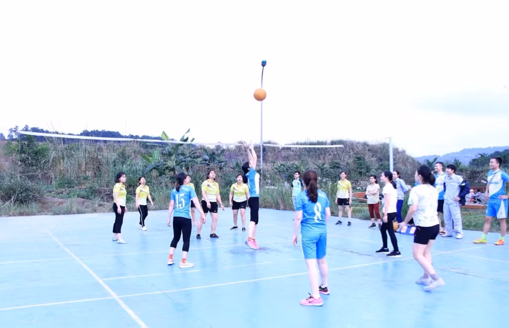 Các vận động viên hăng say thi đấu thể thao.