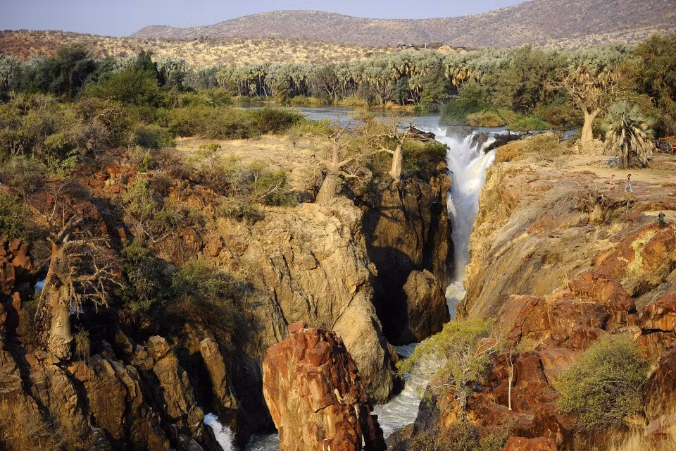 Thác Epupa (Namibia): Dòng chảy cao nhất ở thác Epupa đạt tới 40 m và vẻ đẹp của khung cảnh thiên nhiên nơi đây có thể làm say lòng bất kỳ ai may mắn được chiêm ngưỡng. Sông Kunene cung cấp dòng nước trong vắt cho thác, trong khi những tảng đá tạo thành một hình cung dài 1,5 km. Ảnh: STEPHANE DE SAKUTIN.