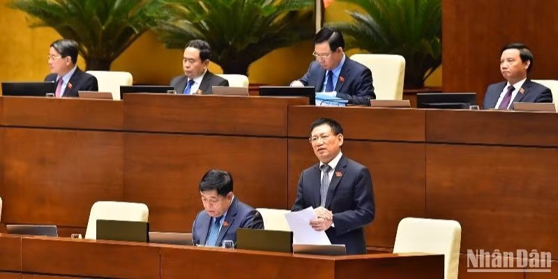 Bộ trưởng Tài chính Hồ Đức Phớc báo cáo giải trình, làm rõ một số vấn đề các đại biểu Quốc hội quan tâm. (Ảnh: THỦY NGUYÊN)