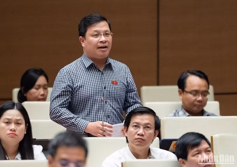 Đại biểu Nguyễn Danh Tú đặt câu hỏi chất vấn. (Ảnh: ĐĂNG KHOA)