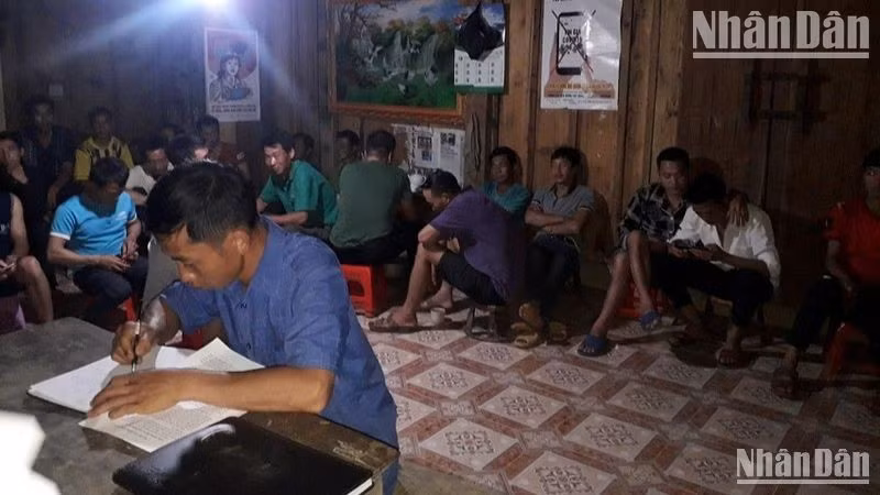 Cán bộ y tế tỉnh Điện Biên rà soát các trường hợp tiếp xúc gần người bệnh tại xã Xá Nhè, huyện Tủa Chùa.