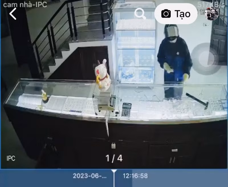 Hiện trường xảy ra vụ cướp tài sản táo tợn.