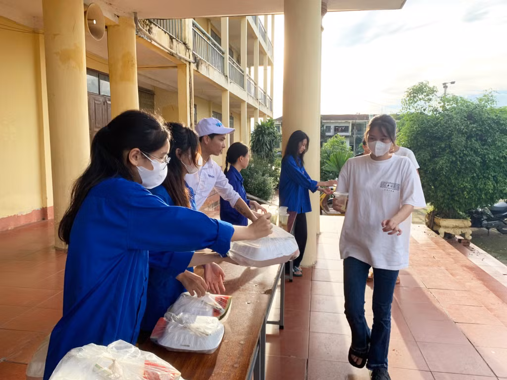 Đoàn viên TN phát cơm miễn phí cho học sinh nhà xa ở Điểm thi Trường THPT Quảng Hà (huyện Hải Hà).