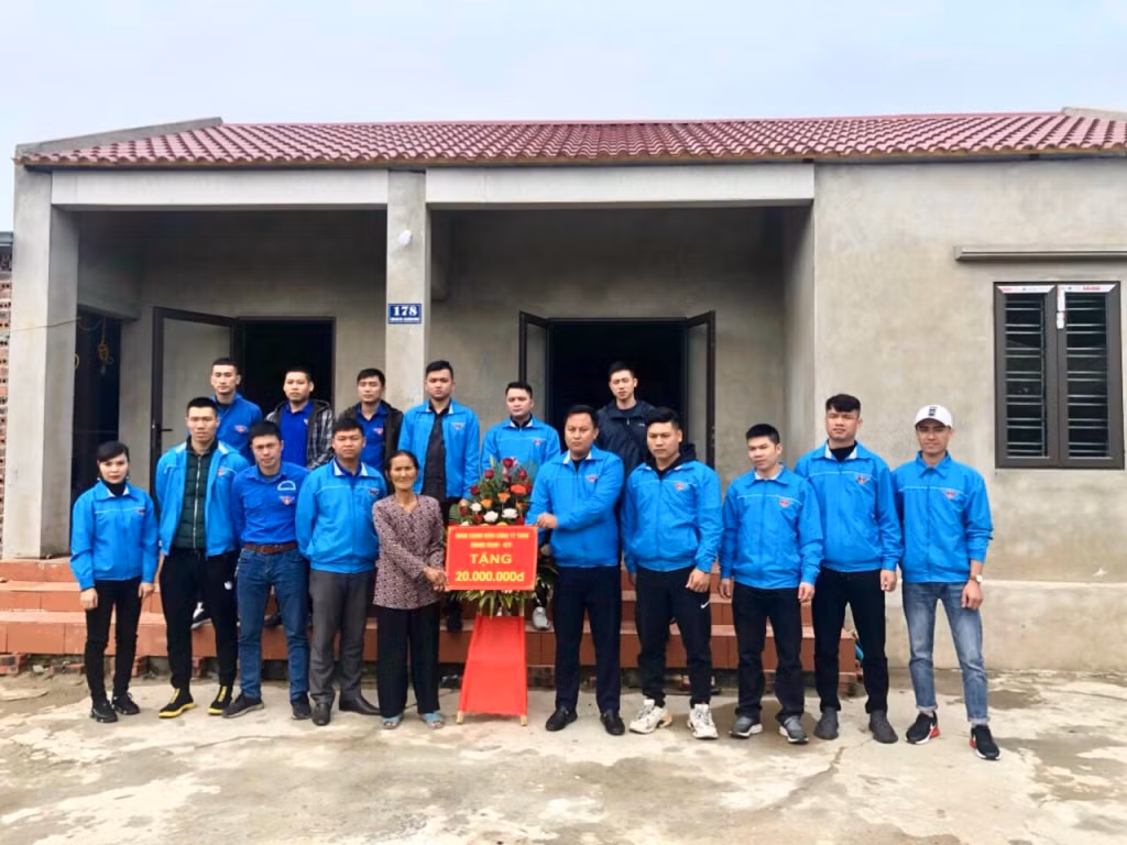 Đoàn Thanh niên Công ty Than Quang Hanh trao hỗ trợ kinh phí sửa chữ nhà cho cựu thanh niên xung phong tại xã Quảng Thành (Hải Hà).