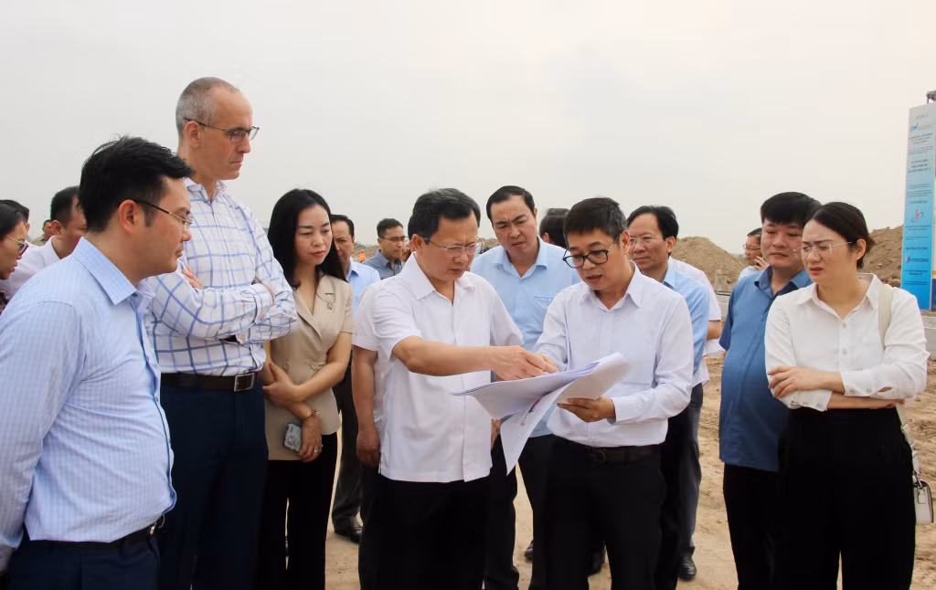 Đồng chí Cao Tường Huy, Quyền Chủ tịch UBND tỉnh, nghe chủ đầu tư KCN Bắc Tiền Phong (TX Quảng Yên) báo cáo những vướng mắc trong quá trình triển khai đầu tư. Ảnh: Đỗ Phương