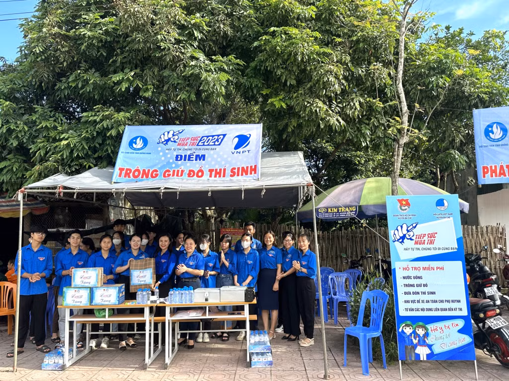 Các đồng chí trong BTV Tỉnh Đoàn thăm, tặng quà các đội hình "Tiếp sức mùa thi" tại nhiều địa phương trong tỉnh.