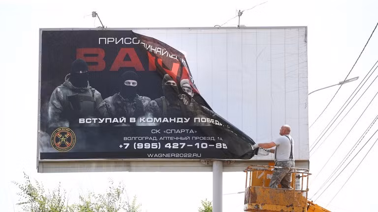 Biển quảng cáo cho lực lượng Wagner bị dỡ bỏ tại Volgograd ngày 24/6. Ảnh: Sputnik