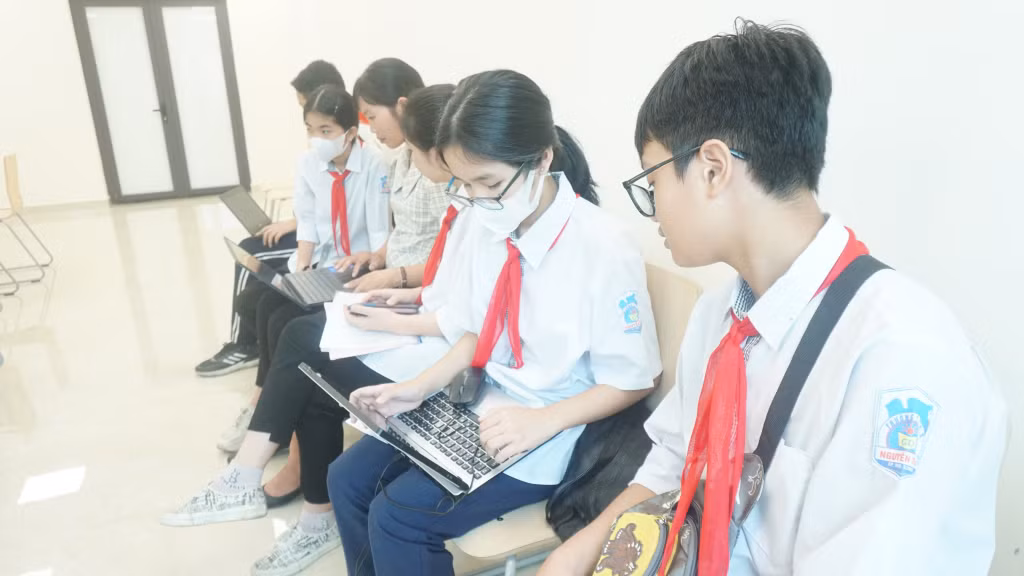 Các thí sinh chuẩn bị cho nội dung thi Sản phẩm sáng tạo.