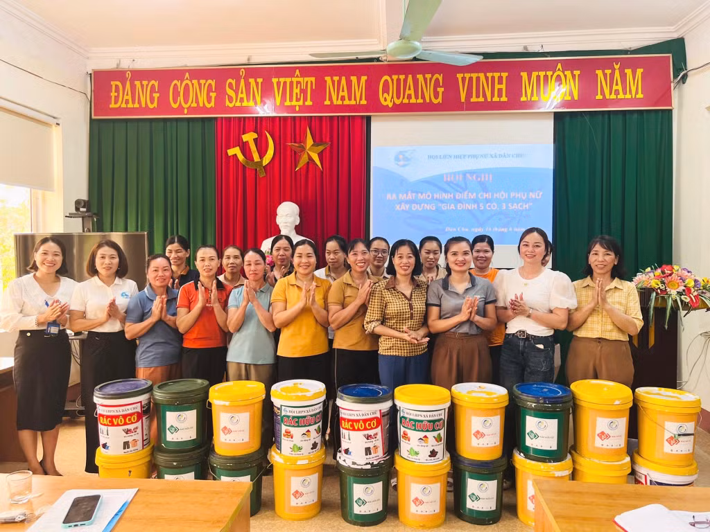 Hội LHPN TP Hạ Long phối hợp với Hội LHPN xã Dân Chủ tổ chức ra mắt mô hình điểm Chi hội phụ nữ “Xây dựng Gia đình 5 có, 3 sạch”. Ảnh: Đơn vị cung cấp