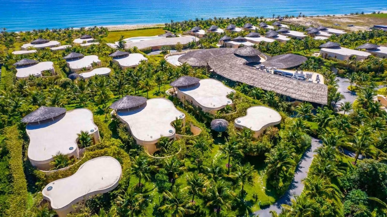 Nằm nép mình tại một trong những bãi biển đẹp nhất Duyên hải Nam Trung Bộ, resort được ôm ấp bởi những triền cát vàng, bãi biển trong như ngọc và cảnh quan xanh mát được chăm chút tỉ mỉ. Ảnh: Ana Mandara Cam Ranh