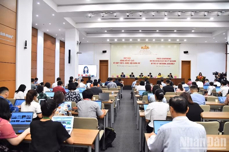 Quang cảnh họp báo công bố kết quả Kỳ họp thứ 5, Quốc hội khóa XV. (Ảnh: THỦY NGUYÊN)
