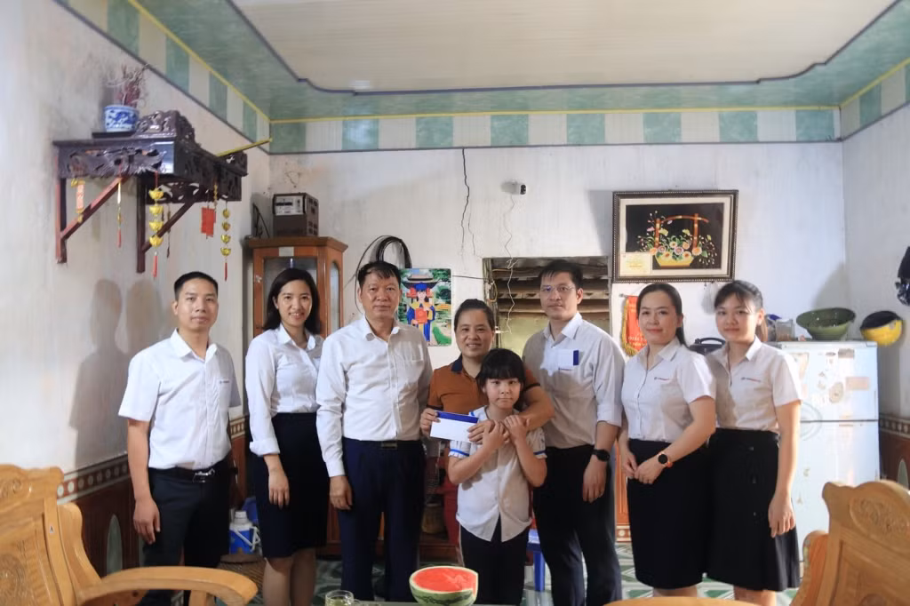 BCH Công đoàn thăm hỏi, tặng quà Nữ CBCNV có hoàn cảnh khó khăn.