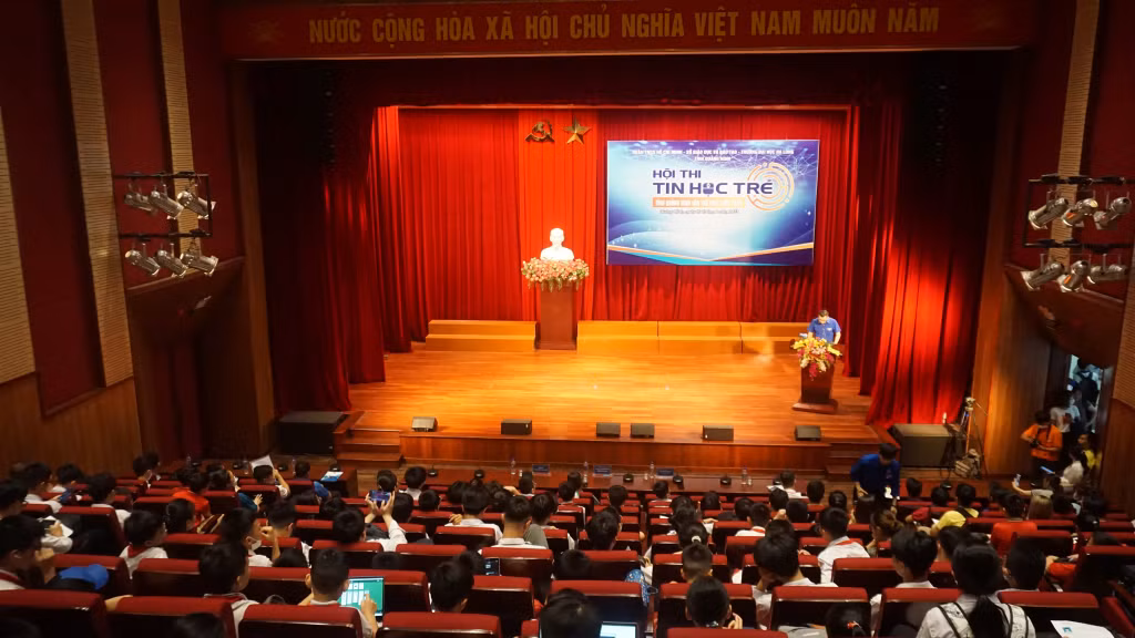 Quang cảnh lễ khai mạc Hội thi Tin học trẻ tỉnh Quảng Ninh năm 2023.