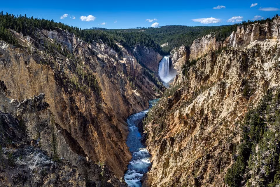 Thác Yellowstone (Mỹ): Thác nước này nằm bên trong vườn quốc gia Yellowstone, công viên lâu đời nhất trên thế giới. Đây là một quần thể được hình thành bởi gần 300 thác nước, nổi bật là thác Hạ cao 95 m và thác Thượng cao 34 m. Sự hùng vĩ của thác nước được thể hiện bởi dòng chảy mạnh qua hẻm núi sông Yellowstone có độ sâu 1.000 m. Ảnh: George Rose.
