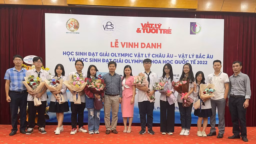 Đoàn giáo viên và học sinh Trường THPT Chuyên Hạ Long trong Lễ Vinh danh học sinh đoạt giải Olympic Vật lý châu Âu - Vật lý Bắc Âu và Olympic Hóa học quốc tế 2022. (Ảnh nhà trường cung cấp)
